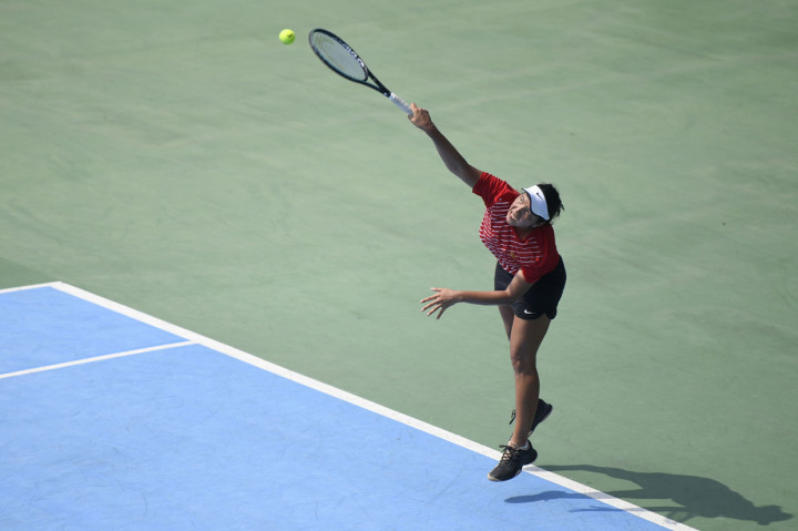 Petenis tunggal putri Jessy Rompies melakukan servis saat melawan Aldila Sutjiadi pada final turnamen Simulasi Internal Pelatnas Putri PP Pelti di Stadion Tenis Gelora Bung Karno, Jakarta.
