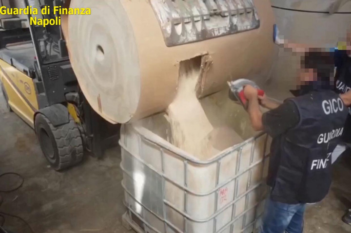 Obat dalam bentuk 84 juta tablet Captagon itu, nilainya sekitar satu miliar euro (sekitar Rp16 triliun), kata polisi dalam sebuah pernyataan, dan menggambarkan operasi tersebut sebagai penyitaan amfetamin terbesar di dunia.