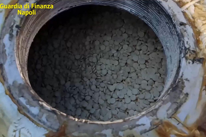 Pengiriman narkoba tersebut disembunyikan di tiga kontainer yang ditemukan di pelabuhan Salerno, di selatan Napoli.