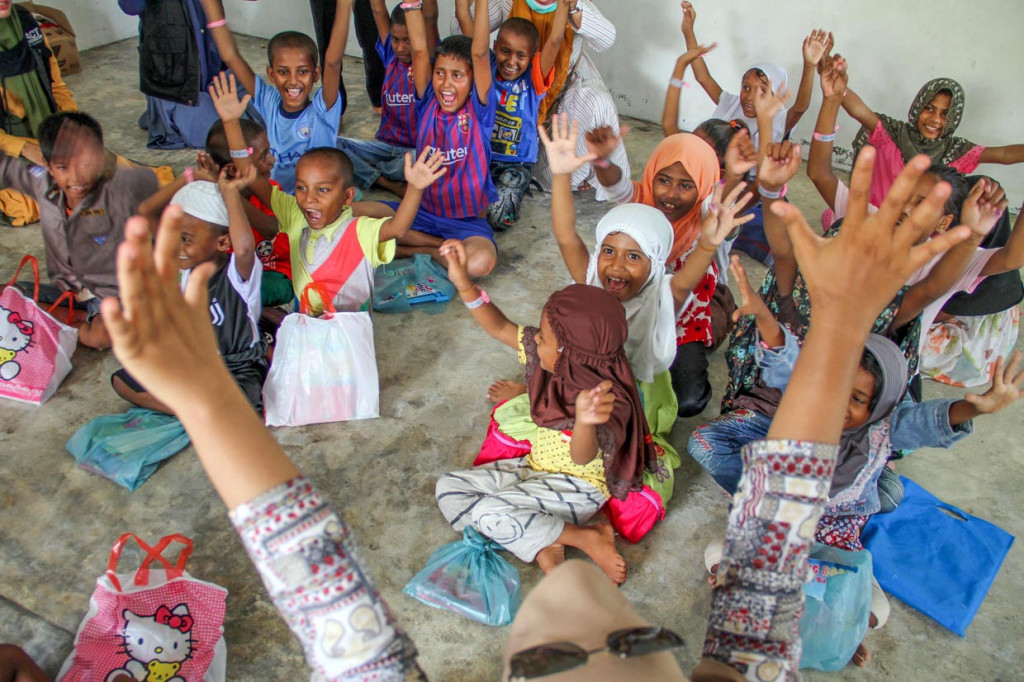 Sejumlah anak-anak pengungsi etnis Rohingya berteriak lepas saat dalam kegiatan terapi trauma healing di tempat penampungan bekas gedung imigrasi, Punteuet, Lhokkseumawe, Aceh. Berbagai kegiatan bersifat mendidik dan menghibur dilakukan para relawan untuk memulihkan kondisi psikologis dan menghilangkan trauma anak-anak Rohingya setelah terobang-ambing di lautan hingga terdampar ke Aceh.