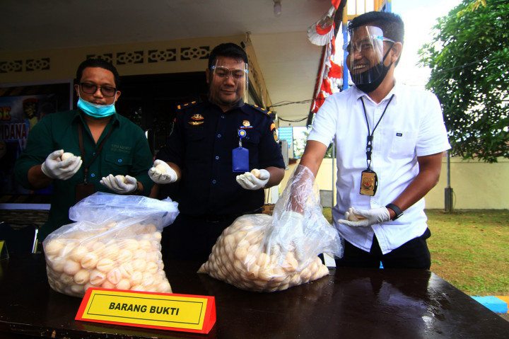 Kasubdit Penegakan Hukum Dit Polair Polda Kalbar Kompol Muhammad Husni Ramli (kanan) bersama Kasubsi Sarpras Stasiun PSDKP Pontianak Dwi Santoso Wibowo (tengah) dan perwakilan Balai Pengelolaan Sumberdaya Pesisir dan Laut (BPSPL) Pontianak Yuda Saniswan (kiri) memperlihatkan barang bukti telur penyu selundupan saat rilis kasus di Mako Dit Polair Polda Kalbar di Pontianak, Kalimantan Barat.