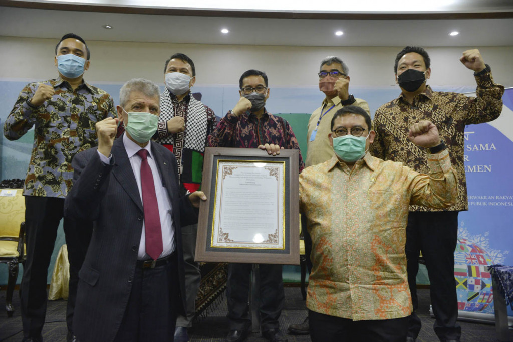 Komisi I DPR RI menentang dan menolak secara keras upaya aneksasi tersebut. DPR memandang aneksasi itu merupakan bentuk legalisasi penjajahan yang dilakulan Israel terhadap Palestina. Komisi 1 DPR RI berpandangan, perampasan Tepi Barat akan menambah daftar panjang pelanggaran hak asasi manusia di Palestina terhadap masyarakat sipil terutama perempuan dan anak-anak.
