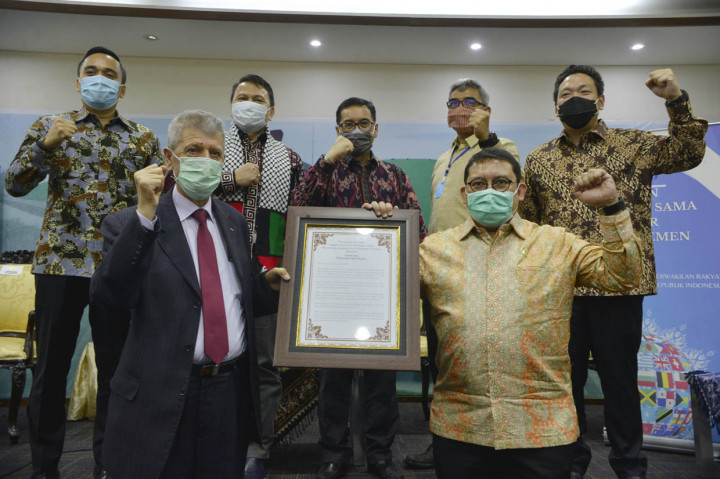 Komisi I DPR RI menentang dan menolak secara keras upaya aneksasi tersebut. DPR memandang aneksasi itu merupakan bentuk legalisasi penjajahan yang dilakulan Israel terhadap Palestina. Komisi 1 DPR RI berpandangan, perampasan Tepi Barat akan menambah daftar panjang pelanggaran hak asasi manusia di Palestina terhadap masyarakat sipil terutama perempuan dan anak-anak.
