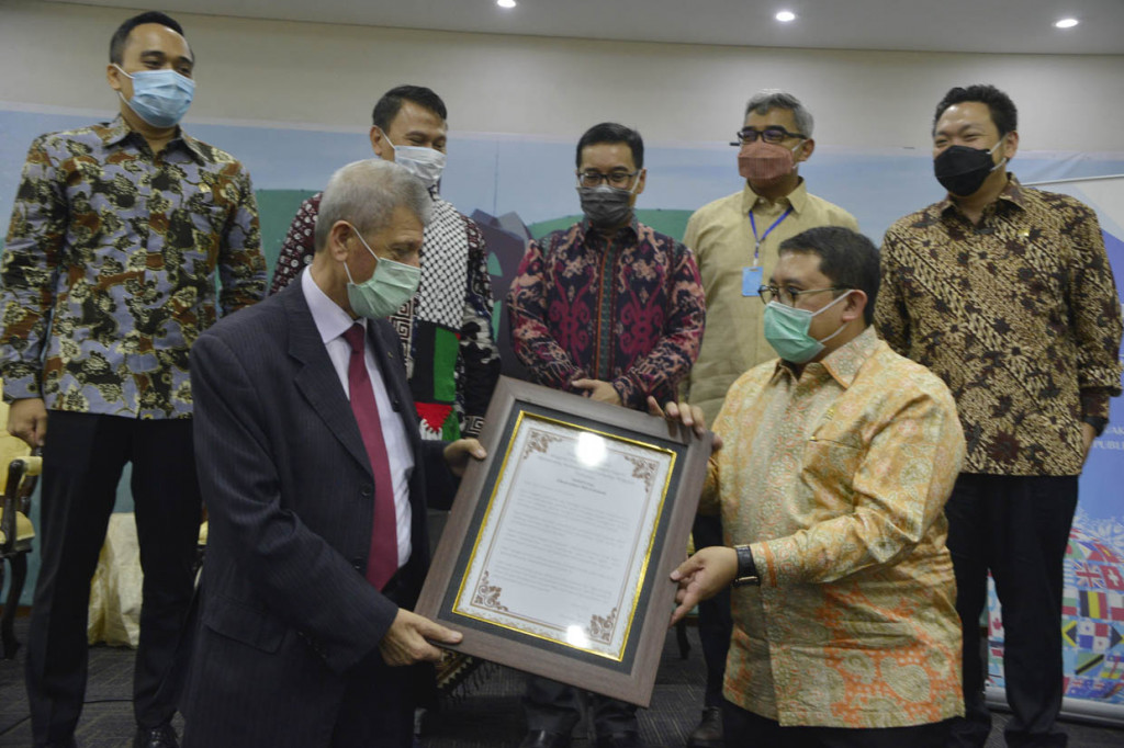Ketua BKSAP DPR RI Fadli Zon (kanan depan), meyerahkan piagam pernyataan bersama kepada Duta Besar Palestina untuk Indonesia Dr. Zuhair Al-Shun (kiri depan) disaksikan Direktur Jenderal Kerja Sama Multilateral Kementerian Luar Negeri RI Febrian A. Ruddyard (tengah), Muhammad Farhan dari Fraksi NasDem (kedua dari kanan) Charles Honoris dari fraksi PDI Perjuangan (kanan), Putu Supadma Rudana dari Fraksi Partai Demokrat (kiri) dan Mardani Ali Sera dari Fraksi PKS (kedua dari kiri) hadir pada diskusi dengan tema 