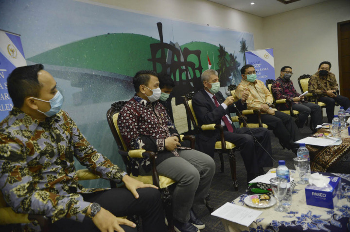 Ketua BKSAP DPR RI Fadli Zon (ketiga dari kanan), bersama dengan Direktur Jenderal Kerja Sama Multilateral Kementerian Luar Negeri RI Febrian A. Ruddyard (kedua dari kanan), Duta Besar Palestina untuk Indonesia Dr. Zuhair Al-Shun (ketiga dar ikiri), Charles Honoris dari fraksi PDI Perjuangan (kanan), Putu Supadma Rudana dari Fraksi Partai Demokrat (kiri) dan Mardani Ali Sera (kedua dari kiri) Fraksi PKS (kedua dari kiri) hadir pada diskusi dengan tema 