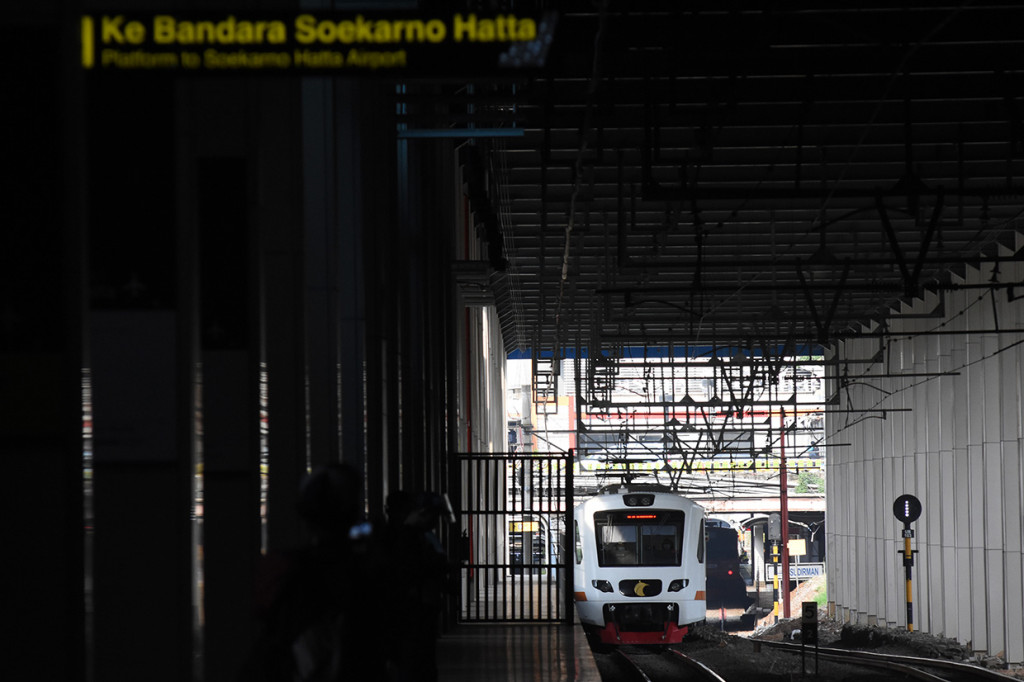 Ketentuan bagi calon penumpang, pendamping, atau pengunjung KA Bandara, di antaranya wajib menggunakan masker saat berada di area stasiun maupun di dalam perjalanan KA bandara; wajib menjaga jarak minimal satu meter atau mengikuti tanda/marka yang tersedia dengan penumpang lainnya atau petugas; penumpang dengan suhu tubuh lebih dari 37,3 C tidak diperkenankan naik KA bandara. Untuk menghindari kontak fisik, disarankan membeli tiket KA bandara secara daring melalui website, aplikasi Railink, maupun mitra Railink.