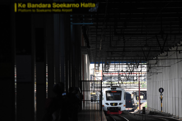 Ketentuan bagi calon penumpang, pendamping, atau pengunjung KA Bandara, di antaranya wajib menggunakan masker saat berada di area stasiun maupun di dalam perjalanan KA bandara; wajib menjaga jarak minimal satu meter atau mengikuti tanda/marka yang tersedia dengan penumpang lainnya atau petugas; penumpang dengan suhu tubuh lebih dari 37,3 C tidak diperkenankan naik KA bandara. Untuk menghindari kontak fisik, disarankan membeli tiket KA bandara secara daring melalui website, aplikasi Railink, maupun mitra Railink.