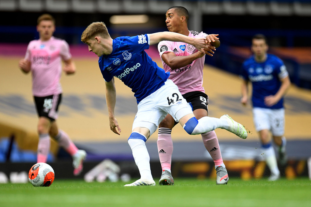 Tuan rumah langsung berinisiatif melancarkan serangan sejak awal laga. Pergerakan para pemain Everton sangat merepotkan tim tamu.