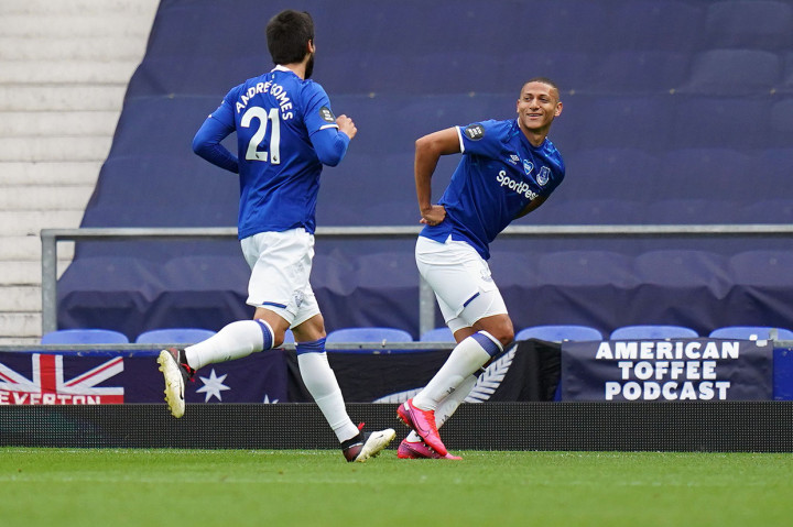 The Toffees akhirnya berhasil membuka keunggulan saat pertandingan baru berjalan 10 menit lewat sentuhan pertama Richarlison menyambut umpan tarik Lucas Digne untuk menaklukkan kiper Kasper Schmeichel.