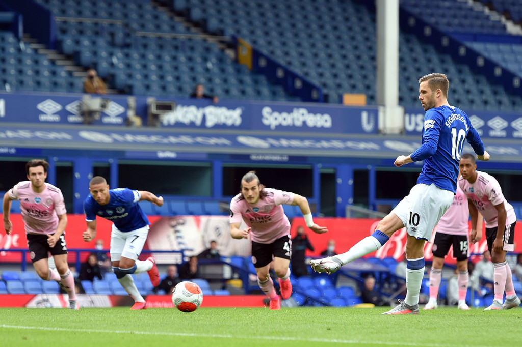 Gylfi Sigurdsson yang menjadi algojo dengan tenang mengecoh Schmeichel untuk membawa Everton menggandakan keunggulannya atas tim tamu. Kedudukan 2-0 untuk Everton bertahan hingga turun minum.