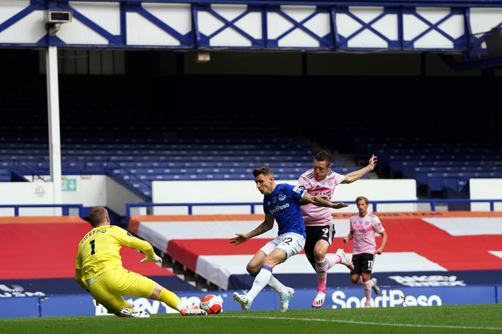 Leicester terus berusaha menyamakan kedudukan dan pada menit ketiga injury time Jamie Vardy melepaskan umpan tarik yang disambut tembakan bagus Ayoze Perez, tetapi bola mengenai barisan pertahan Everton dan hanya menghasilkan sepak pojok sebelum akhirnya peluit tanda laga usai berbunyi memastikan tuan rumah menang 2-1.
