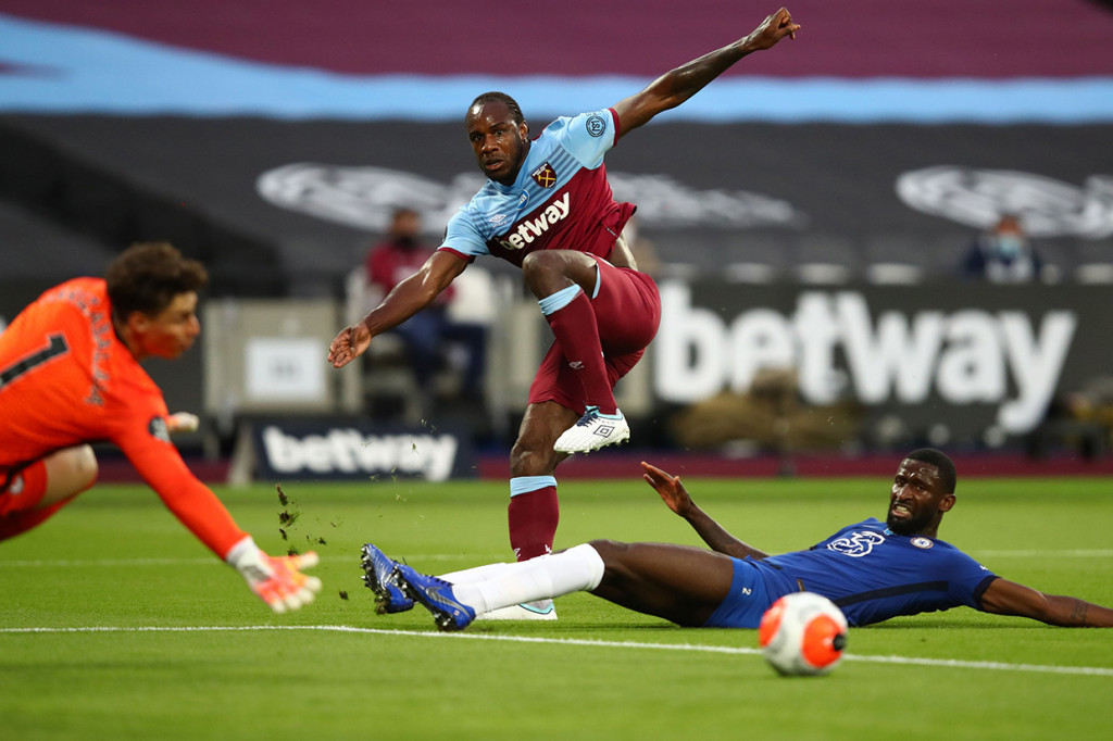 Pertandingan diwarnai aksi jual beli serangan sejak wasit meniup peluit tanda laga dimulai. Tembakan Marcos Alonso tepat mengarah ke pelukan kiper Lukasz Fabianski sebaliknya sepakan Antonio masih melenceng dari sasaran.