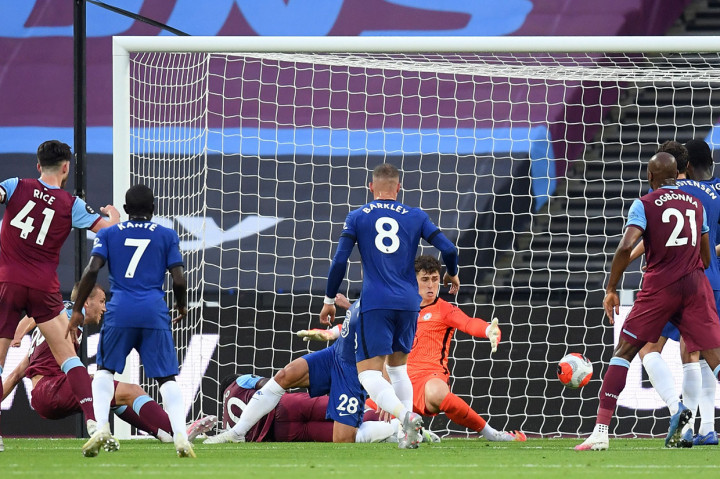 Pada menit ke-34 tuan rumah berhasil memecahkan kebuntuan ketika Tomas Soucek menjebol gawang tim tamu memanfaatkan situasi sepak pojok, tetapi wasit Martin Atkinson kemudian berkonsultasi dengan VAR sebelum menganulir gol tersebut.