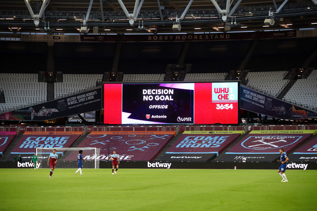 Keputusan itu cukup kontriversial didasari oleh Michail Antonio yang terbaring di hadapan kiper Kepa Arrizabalaga, tak terlibat proses gol, tetapi ia dianggap menghalangi pandangan penjaga gawang sehingga dinilai offside.