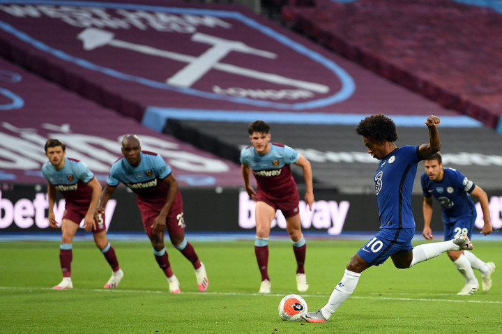 West Ham justru tertinggal terlebih dahulu setelah pada menit ke-41 Christian Pulisic dijatuhkan Issa Diop di dalam kotak penalti. Wasit menunjuk titik putih. Willian sukses mengeksekusi penalti tersebut dengan mengecoh Fabianski untuk membawa Chelsea memimpin.