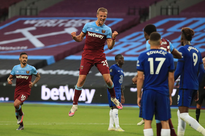 Pada menit kedua 'injury time' babak pertama Soucek berhasil menyambut sepak pojok Jarrod Bowen untuk merobek jala gawang Chelsea. West Ham satu, Chelsea satu ketika turun minum.