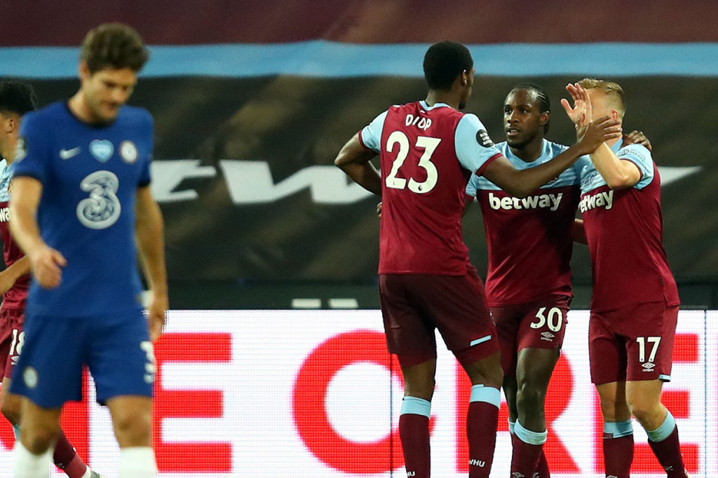 Enam menit memasuki babak kedua, West Ham berbalik unggul ketika aksi umpan-umpan pendek berhasil diakhiri dengan umpan tarik Bowen yang diselesaikan sempurna oleh Antonio di muka gawang.