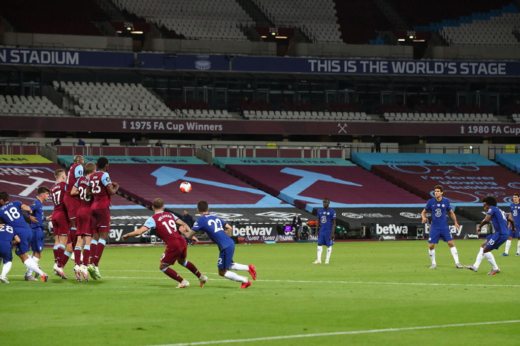 Pada menit ke-72, Willian mencetak gol keduanya lagi-lagi lewat eksekusi bola mati. Kali ini ia melepaskan tendangan bebas yang melengkung melewati pagar hidup sebelum bersarang ke area tiang jauh tak terjangkau oleh Fabianski demi membuat kedudukan kembali imbang 2-2.