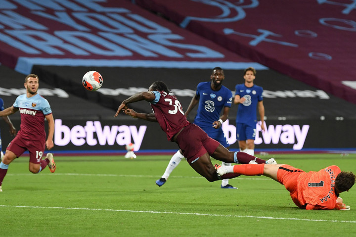 Pada menit ke-82, Antonio berhasil mengejar umpan Jack Wilshere sebelum dijatuhkan Kepa di dalam kotak penalti. Tetapi permintaan tendangan 12 pas West Ham diabaikan Atkinson. Keputusan itu tampak tepat, sebab Kepa terlihat sempat menyentuh bola sebelum menjatuhkan Antonio.