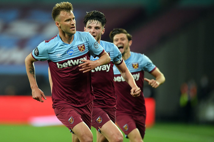 Kedua tim tampaknya akan berbagi poin, tetapi semenit jelang bubaran  West Ham melancarkan serangan balik yang diakhiri umpan terukur Antonio ke arah Andriy Yarmolenko yang kemudian menerobos kotak penalti dan dengan dingin menaklukkan Kepa. Skor 3-2 bertahan hingga laga usai.