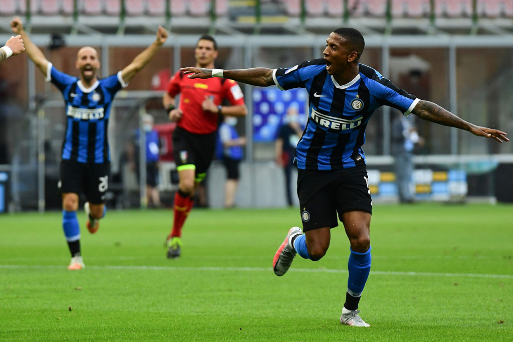 Inter langsung tancap gas dan Ashley Young mengemas gol pembukaan saat laga baru berjalan 6 menit. Sepakan volinya menyambut umpan silang Sanchez bersarang ke gawang Brescia yang dikawal Jesse Joronen.