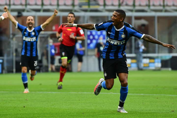 Inter langsung tancap gas dan Ashley Young mengemas gol pembukaan saat laga baru berjalan 6 menit. Sepakan volinya menyambut umpan silang Sanchez bersarang ke gawang Brescia yang dikawal Jesse Joronen.