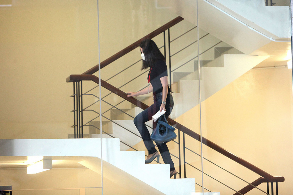 Selain Agnes, KPK juga memanggil dua saksi lainnya, yaitu karyawan swasta pada bagian administrasi dan umum Bali Inter Money Changer Deni Setiyanto dan karyawan swasta Adiwinoto Dewantoro.