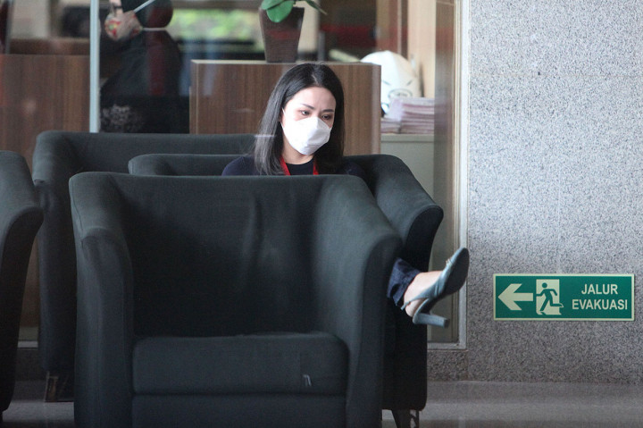 Karyawan swasta Agnes Jennifer memenuhi panggilan pemeriksaan di Gedung Komisi Pembarantasan Korupsi (KPK), Rasuna Said, Jakarta, Kamis, 2 Juli 2020.