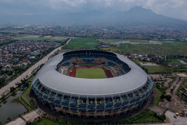 Foto udara Stadion Gelora Bandung Lautan Api (GBLA) di Gedebage, Bandung, Jawa Barat.