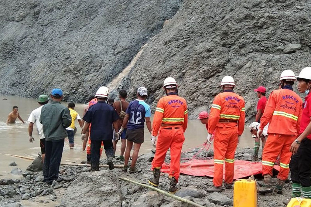 Foto yang diposting di halaman Facebook menunjukkan tim pencarian dan penyelamatan mengarungi lembah yang dibanjiri oleh tanah longsor untuk mengevakuasi para penambang.