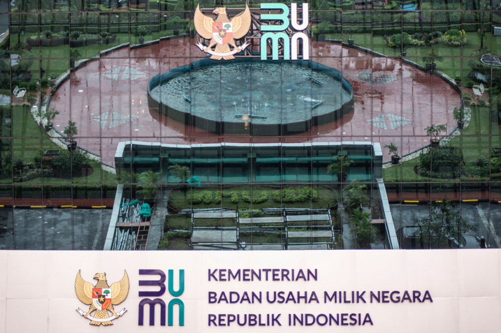 Logo baru Kementerian Badan Usaha Milik Negara (BUMN) terpasang di Gedung Kementerian BUMN, Jakarta, Kamis, 2 Juli 2020.