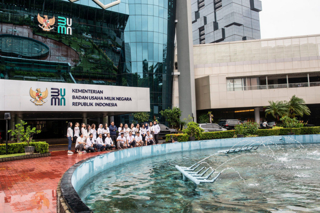 Sejumlah tamu berfoto bersama di depan logo baru Kementerian Badan Usaha Milik Negara (BUMN) di Gedung Kementerian BUMN, Jakarta.
