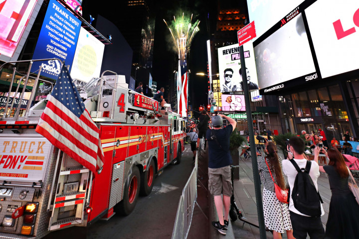 Orang-orang menyaksikan kembang api diluncurkan di Times Square.