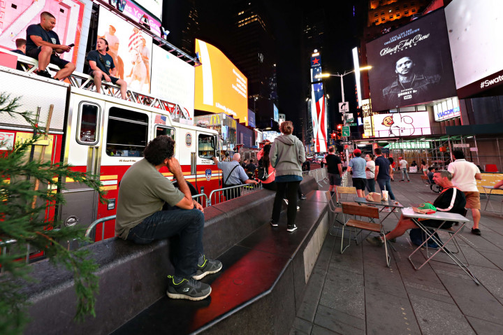 Menyambut hari kebangsaan tersebut, kejutan kembang api yang disponsori Macy dimulai untuk mengawalinya.