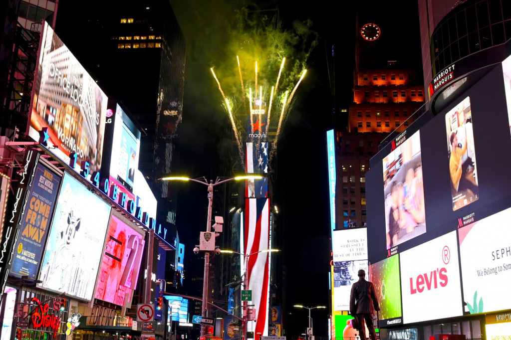 Pertunjukkan kembang api tahunan Macy's 4th July menyajikan serangkaian pertunjukkan berskala kecil di setiap wilayah New York.