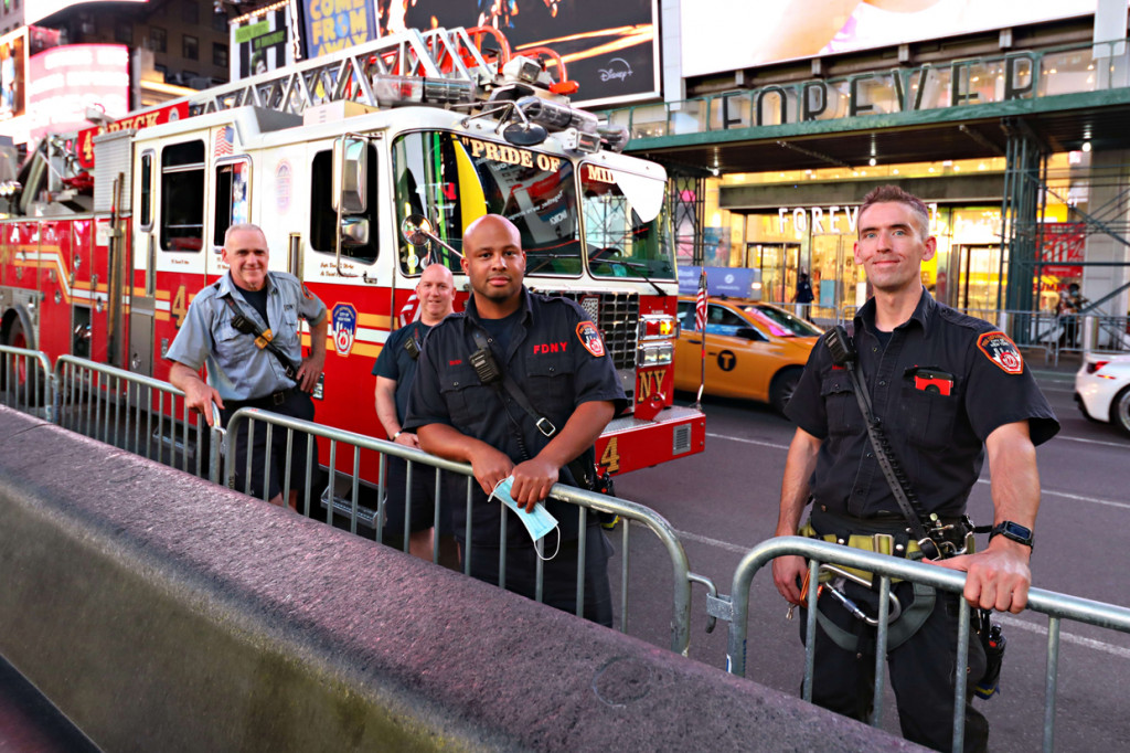Pertunjukkan tersebut berlangsung tanpa diinformasikan sebelumnya guna mencegah berkumpulnya penonton selama pandemi virus korona.