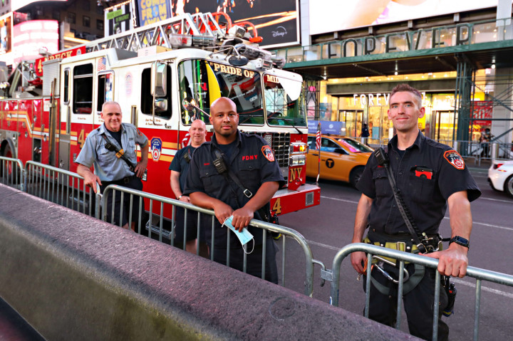 Pertunjukkan tersebut berlangsung tanpa diinformasikan sebelumnya guna mencegah berkumpulnya penonton selama pandemi virus korona.