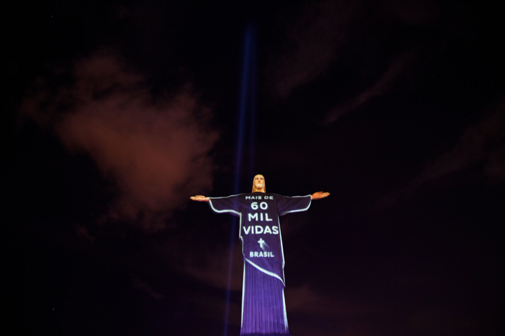 Penampakan patung Kristus di Rio de Janeiro yang merefleksikan cahaya sebagai pesan solidaritas.