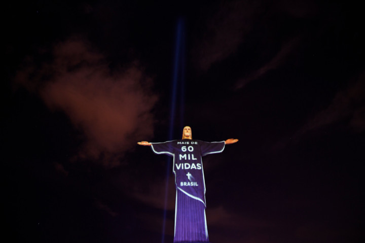 Penampakan patung Kristus di Rio de Janeiro yang merefleksikan cahaya sebagai pesan solidaritas.