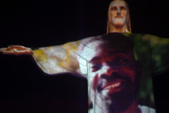 Sejumlah awak media berkumpul untuk mengabadikan momen tersebut.