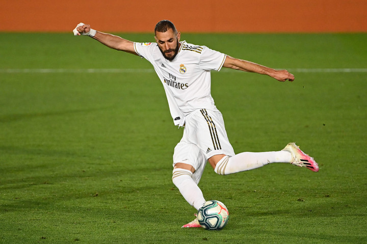 Jual beli serangan terjadi sejak awal laga. Madrid menciptakan peluang saat laga baru berjalan 3 menit lewat Karim Benzema, namun sayangnya bola masih bisa diselamatkan kiper Getafe David Soria.