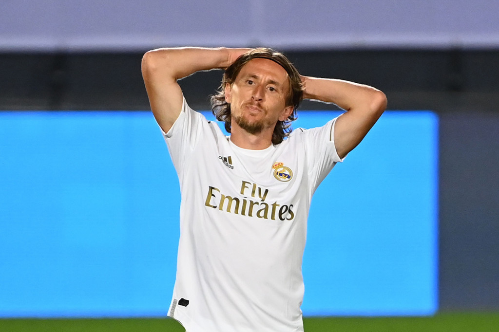 Awal babak kedua Madrid nyaris memecah kebuntuan. Namun sepakan jarak jauh Luka Modric masih melebar setelah membentur Djene Dakonam. Tim tamu membalas lewat tembakan lob Mata, namun masih melambung di atas mistar gawang Courtois.