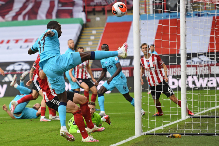 Tuan rumah mengawali pertandingan dengan baik. Peluang lewat sontekan George Baldock masih bisa diamankan kiper Hugo Lloris. Sementara peluang tim tamu lewat sepakan Moussa Sissoko mudah dijinakkan kiper Dean Henderson.