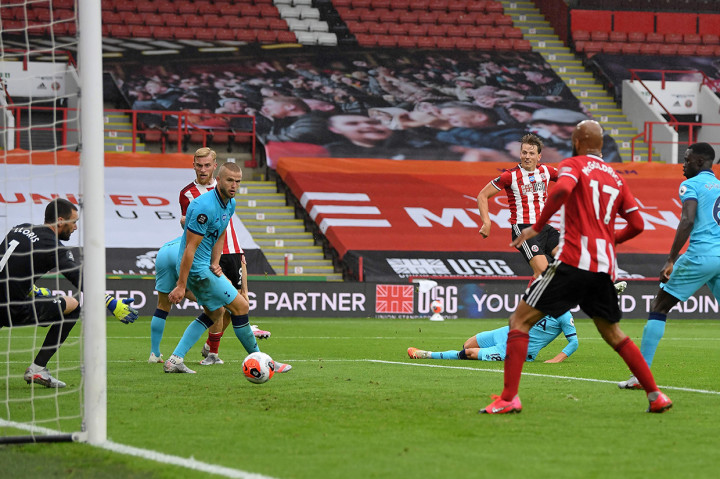 Sheffield akhirnya berhasil mencuri keunggulan pada menit ke-31 lewat aksi Sander Berge yang menerobos ke dalam kotak penalti sebelum menaklukkan Lloris dengan tembakan tajam.
