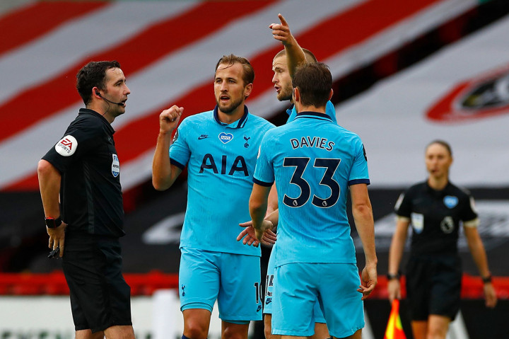 Tiga menit kemudian Harry Kane melakukan selebrasi usai menjebol gawang tuan rumah. Tetapi gol itu dianulir oleh wasit Chris Kavanagh yang menilai Lucas Moura terlebih dulu melakukan handball dalam proses serangan. Skor 1-0 bertahan hingga turun minum.