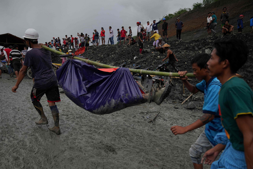 Petugas penyelamat, termasuk pemadam kebakaran, dan polisi setempat, bekerja sepanjang hari di bawah hujan deras untuk menarik puluhan dari sebuah danau berlumpur. 