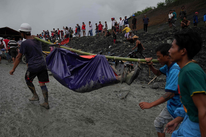 Petugas penyelamat, termasuk pemadam kebakaran, dan polisi setempat, bekerja sepanjang hari di bawah hujan deras untuk menarik puluhan dari sebuah danau berlumpur. 