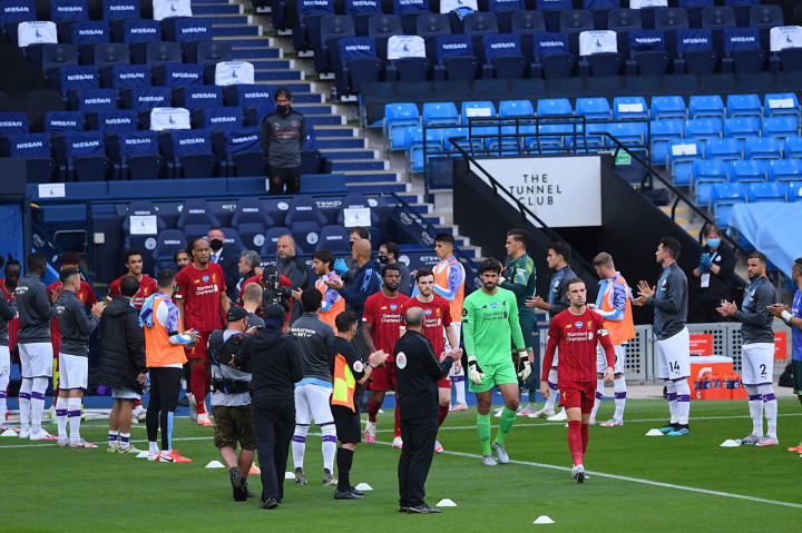 Liverpool memasuki pertandingan dengan tepuk tangan penghormatan atau 'guard of honour' dari para pemain Man City.