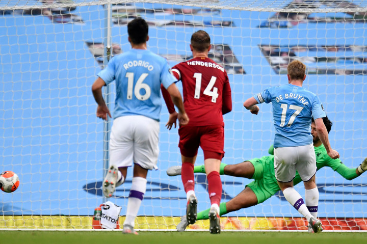 Lini belakang Liverpool perlahan memperlihatkan kerapuhan di laga itu, diawali dengan keputusan buruk Joe Gomez menutup pergerakan Sterling dengan menjatuhkannya di dalam kotak penalti dan Kevin De Bruyne membuka keunggulan Man City lewat eksekusi tendangan 12 pas.