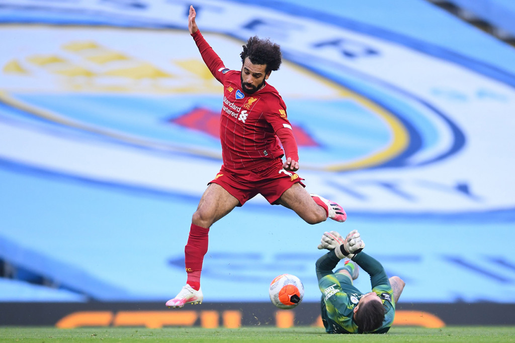 Peluang Liverpool membalas lewat Salah gagal setelah kiper Ederson Moraes meninggalkan sarangnya untuk menyapu bola.